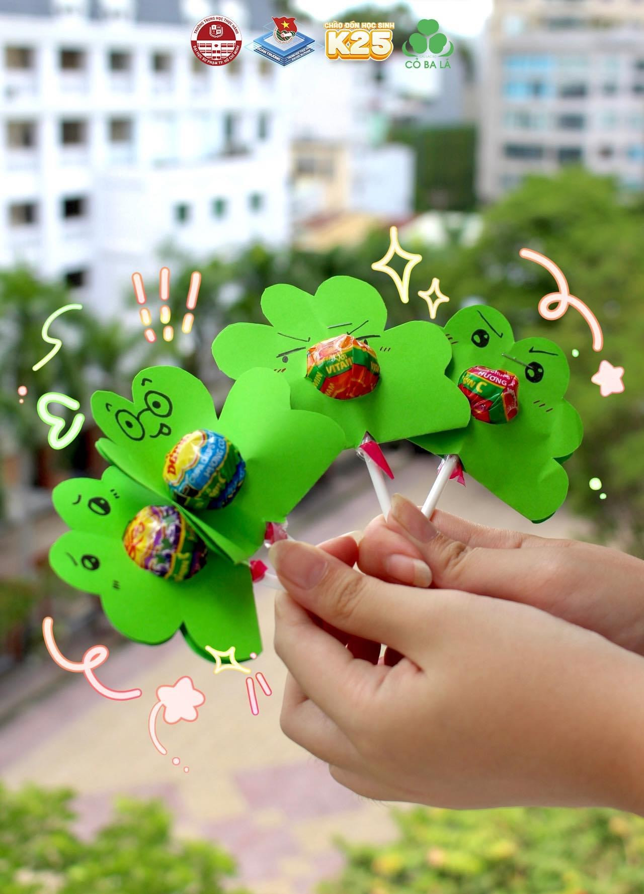 Lời chào mừng THTH-ers gửi gắm trong từng món quà. Ảnh: CLB Cỏ Ba Lá trường THTH-ĐHSP. Lời chào mừng THTH-ers gửi gắm trong từng món quà. Ảnh: CLB Cỏ Ba Lá trường THTH-ĐHSP.