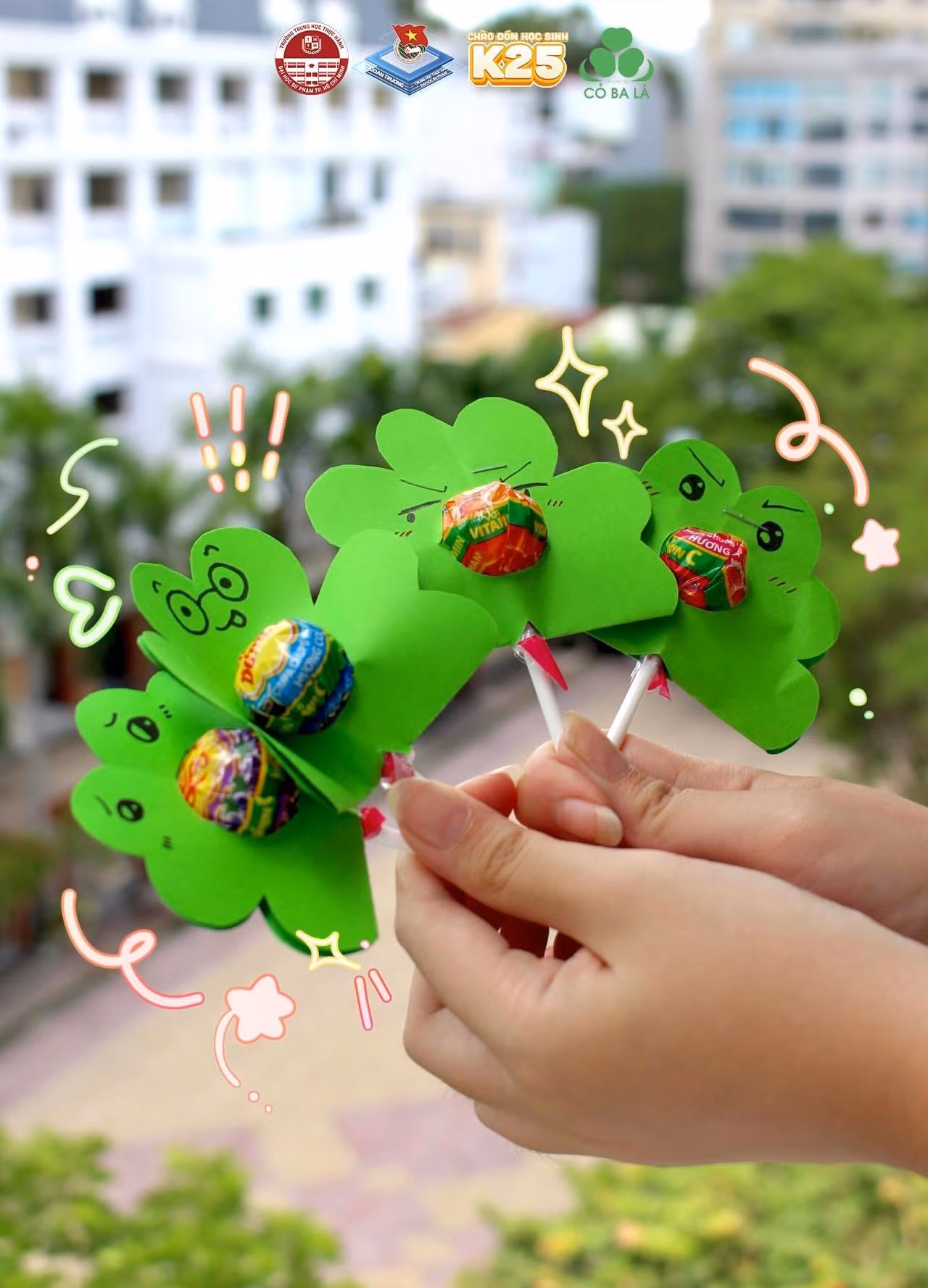 Lời chào mừng THTH-ers gửi gắm trong từng món quà. Ảnh: CLB Cỏ Ba Lá trường THTH-ĐHSP.