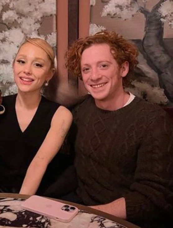 Ariana Grande xuất hiện cùng nam diễn viên Ethan Slater.