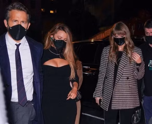 Taylor Swift đi ăn tối với vợ chồng Ryan Reynolds và Blake Lively.