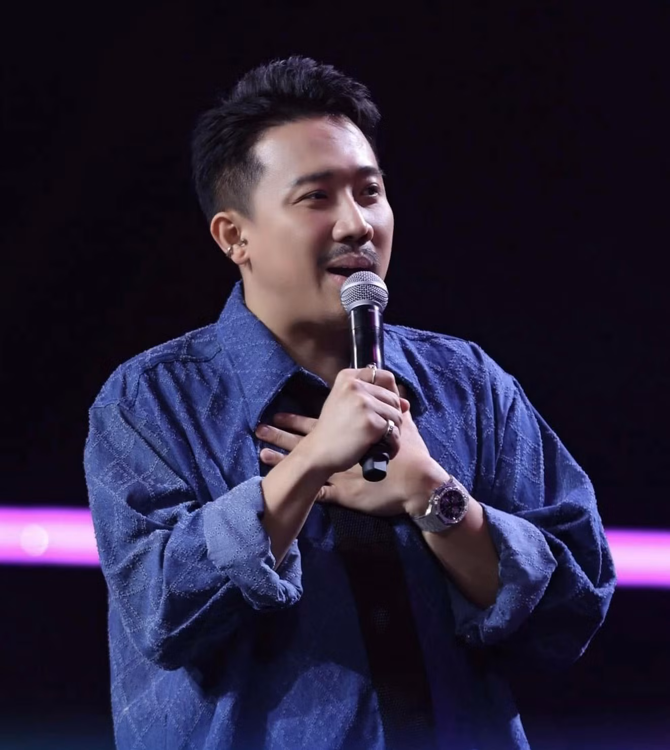 Ngoại hình thay đổi của nam MC khiến nhiều khán giả không khỏi bất ngờ. Ngoại hình thay đổi của nam MC khiến nhiều khán giả không khỏi bất ngờ.