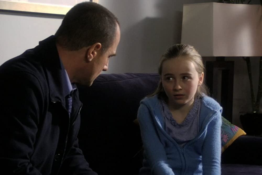 Sabrina Carpenter trong một tập của Law &amp; Order: SVU.