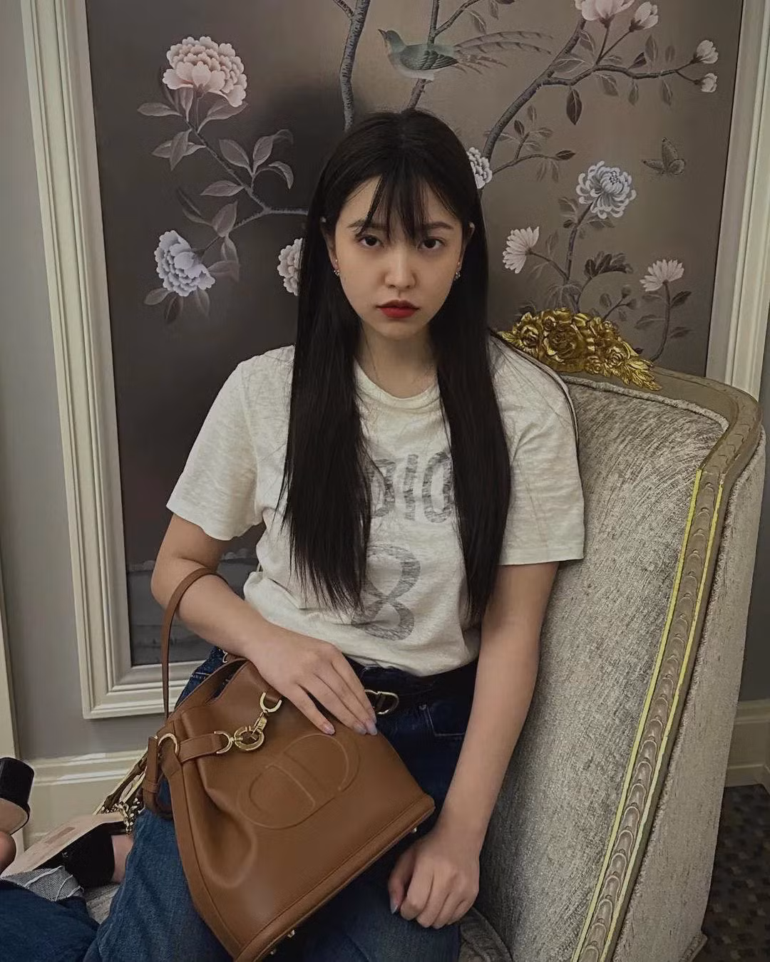 Em út Red Velvet, Yeri lựa chọn phiên bản màu nâu cho trang phục hằng ngày.