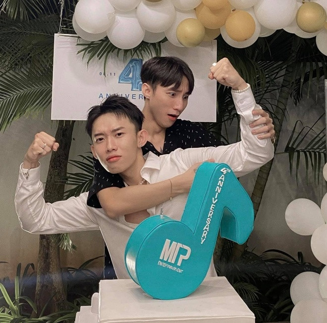 MV mới của Sơn Tùng M-TP và Kay Trần đều ra mắt cách nhau ít ngày khiến cộng đồng mạng không khỏi bất ngờ trước màn đụng độ giữa cả hai trên đường đua V-Pop tháng 5.