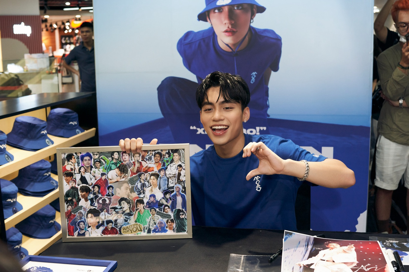 Loạt khoảnh khắc của MONO tại buổi fansign được dân tình chia sẻ rầm rộ.