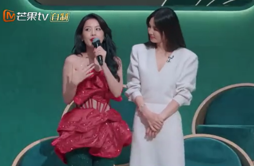 Dù không giỏi tiếng Trung, phần thể hiện ấn tượng của Chi Pu khiến Ella và Amber đều muốn giành cô về đội của mình. Dù không giỏi tiếng Trung, phần thể hiện ấn tượng của Chi Pu khiến Ella và Amber đều muốn giành cô về đội của mình.