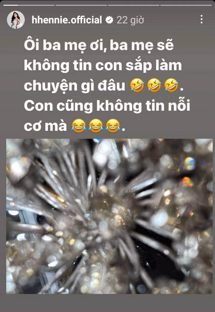 Story đầy ẩn ý của H’Hen Niê khiến fan càng tin chắc cô nàng đang chuẩn bị cho trải nghiệm mới tại Chị Đẹp Đạp Gió Rẽ Sóng.