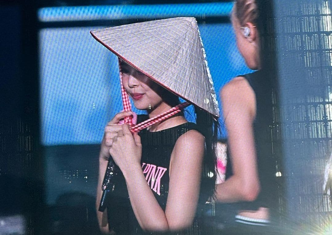 Nàng IT girl khoe ảnh đội nón lá duyên dáng &quot;gây sốt&quot; cộng đồng mạng. Với góc ảnh này, khả năng cao là cô nàng lại lướt mạng xã hội và &quot;mượn ảnh&quot; từ fan.