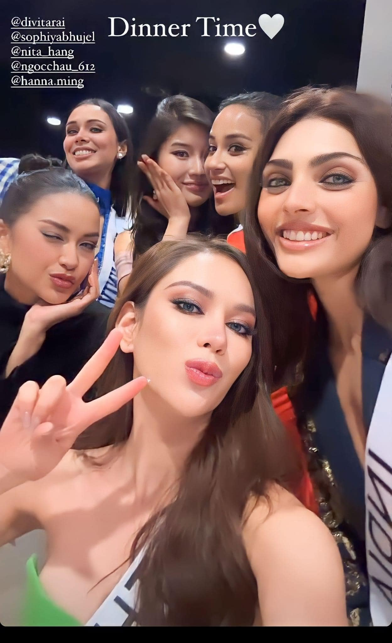 Nàng hậu luôn tự tin giao tiếp trong những hoạt động bên lề tại Miss Universe.