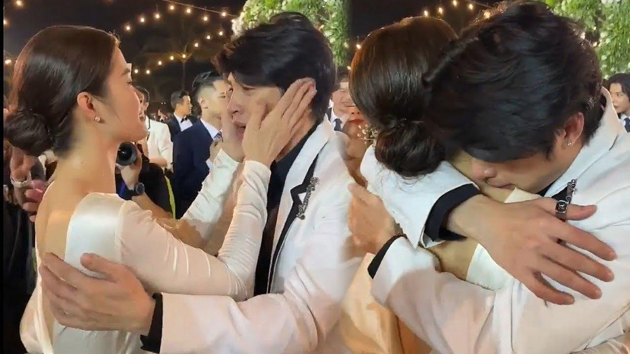 Khoảnh khắc Noo Phước Thịnh vừa khóc vừa chúc bạn thân Đông Nhi hạnh phúc trong lễ cưới từng "viral" khắp các trang mạng xã hội. Khoảnh khắc Noo Phước Thịnh vừa khóc vừa chúc bạn thân Đông Nhi hạnh phúc trong lễ cưới từng "viral" khắp các trang mạng xã hội.