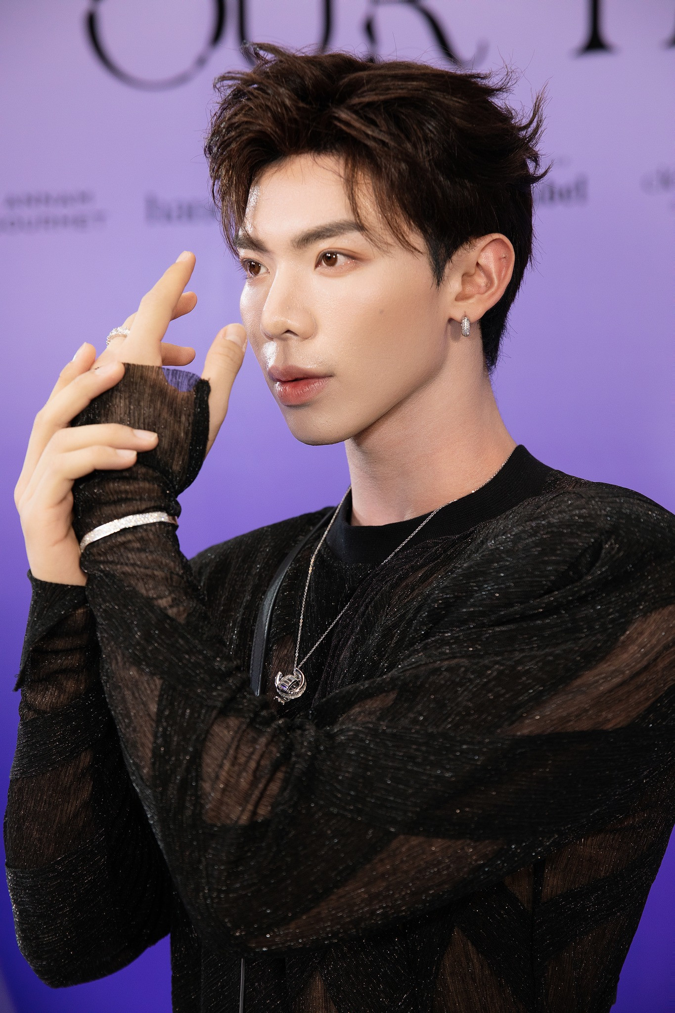 Erik để lại loạt hit ấn tượng trong sự nghiệp của mình. Erik để lại loạt hit ấn tượng trong sự nghiệp của mình.