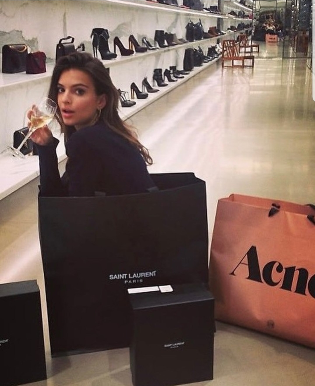 Nữ diễn viên Emily Ratajkowski cũng nhập hội.