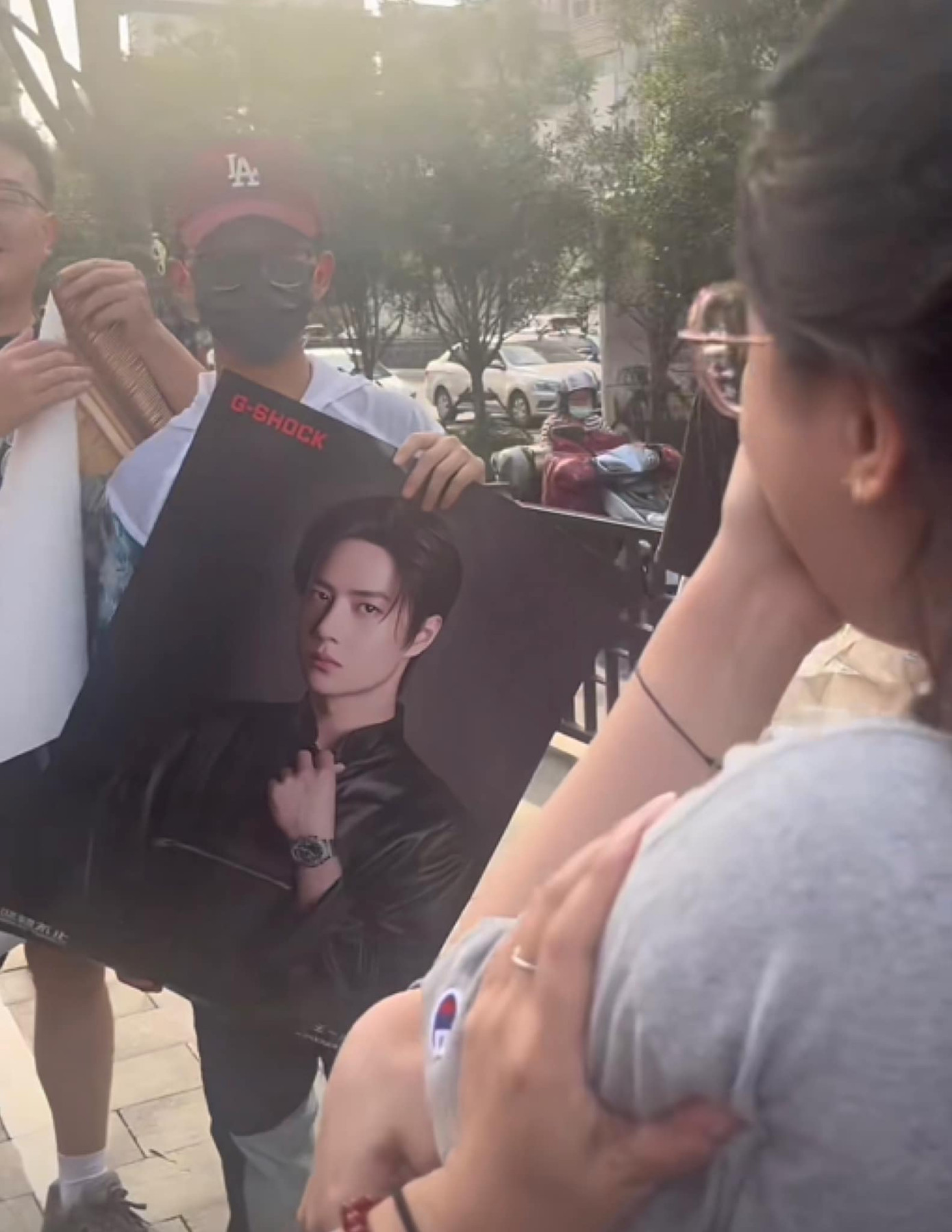 “Mẹ tôi cầm điện thoại mới, còn bạn tôi cầm ảnh idol tôi đến đón tôi” - nữ sinh mừng suýt rơi nước mắt khi bước ra ngoài điểm thi chia sẻ. - Nguồn: Xiaohongshu