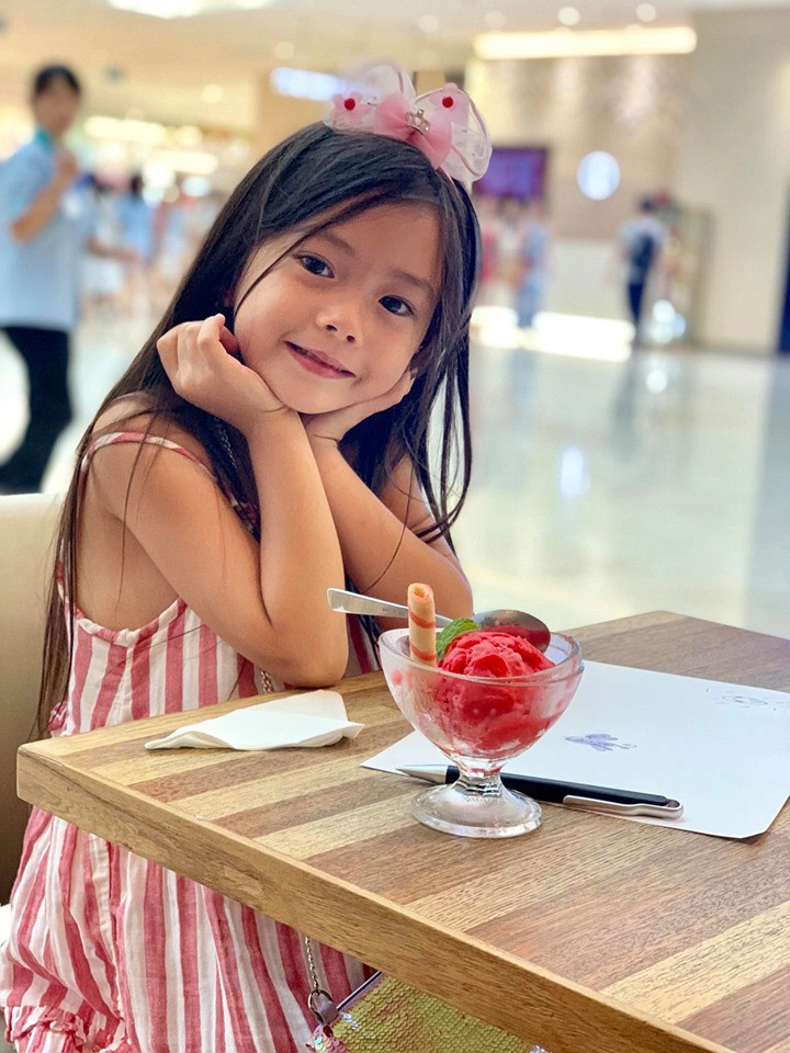 Bé Sol ngày càng ra dáng thiếu nữ với mái tóc dài thướt tha.