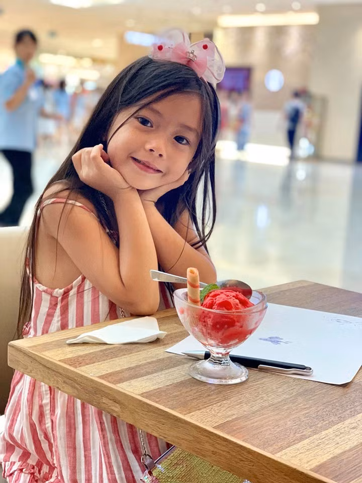 Bé Sol ngày càng ra dáng thiếu nữ với mái tóc dài thướt tha.