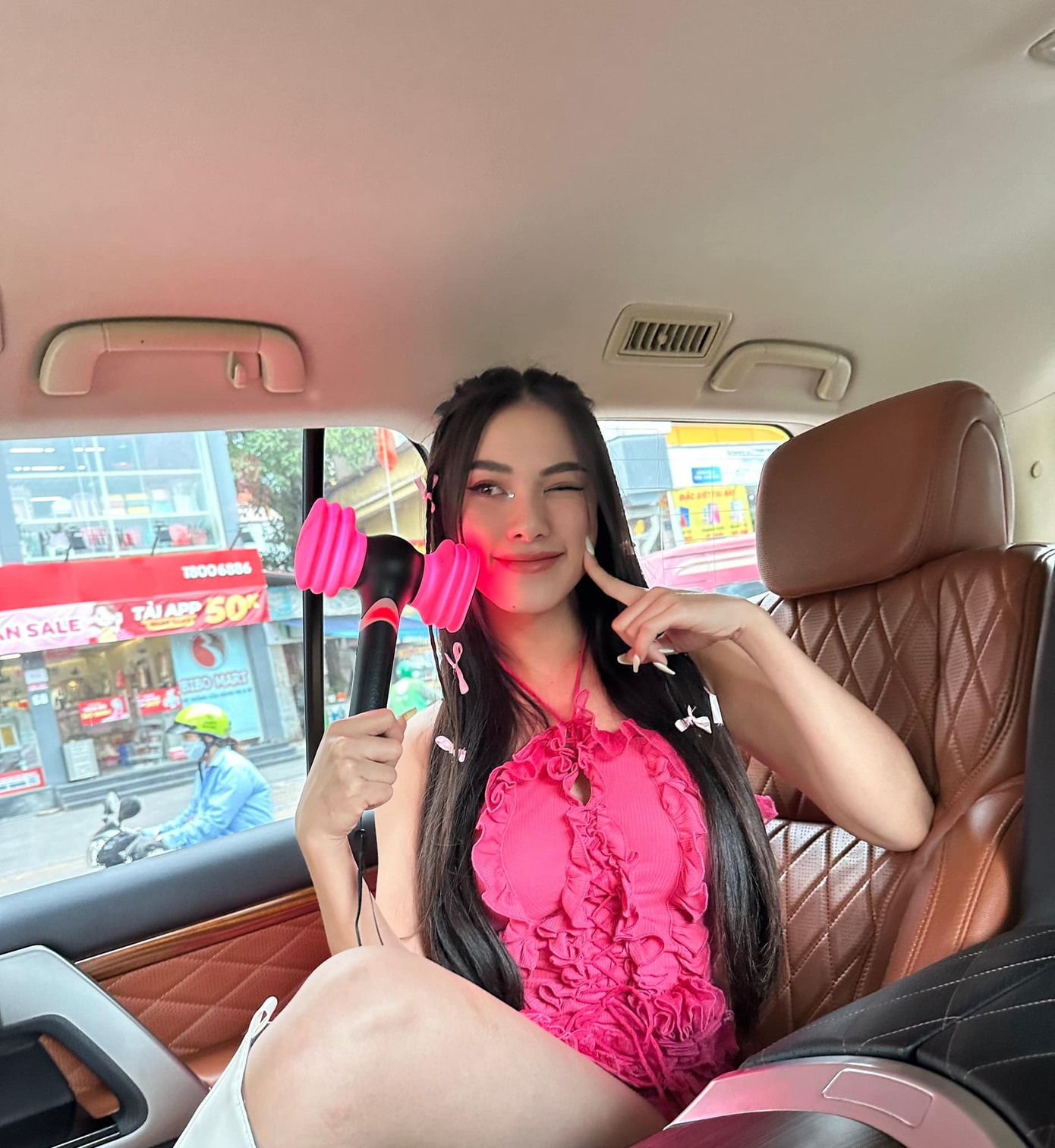 Á hậu Kim Duyên diện váy hồng tua rua phối cùng bốt trắng cao cổ.