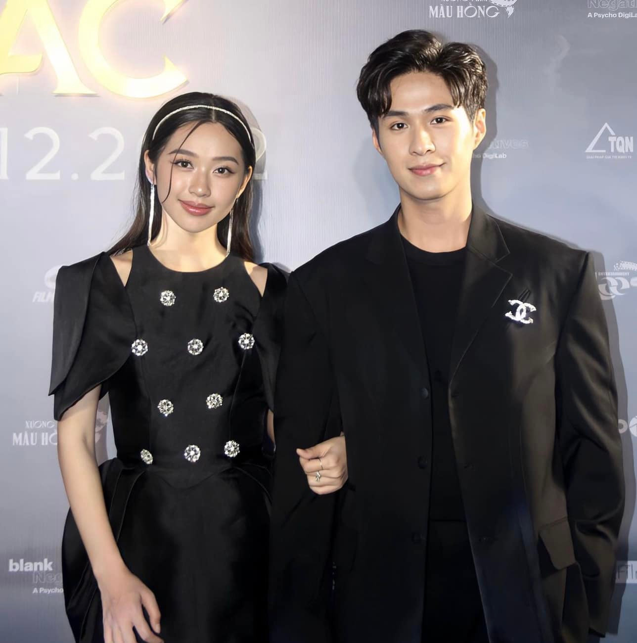 Cặp đôi chính thức chia tay sau thời gian hẹn hò. Cặp đôi chính thức chia tay sau thời gian hẹn hò.