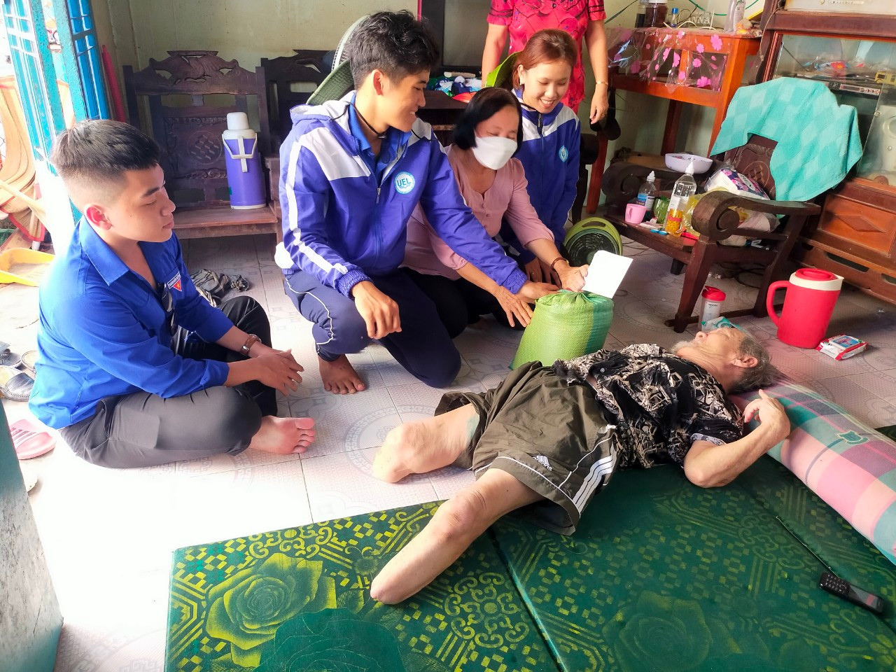 Các chiến sĩ đến thăm hỏi, tặng quà cho các gia đình khó khăn. Ảnh: NVCC Các chiến sĩ đến thăm hỏi, tặng quà cho các gia đình khó khăn. Ảnh: NVCC