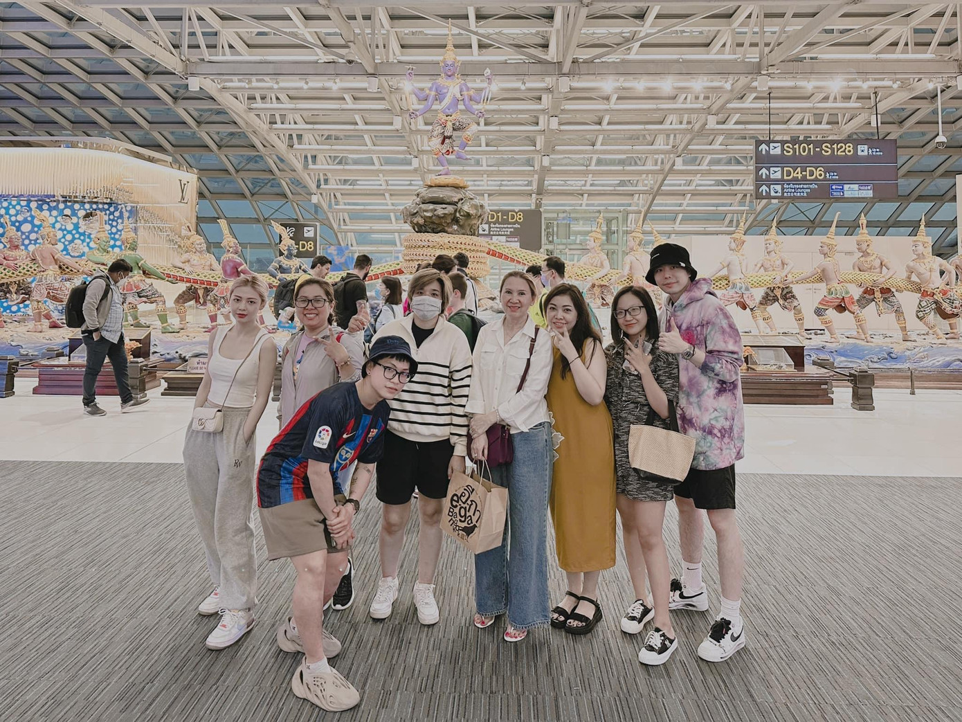 Mặc dù trước đó ít ngày, nam ca sĩ đi du lịch Thái Lan cùng bạn bè. Mặc dù trước đó ít ngày, nam ca sĩ đi du lịch Thái Lan cùng bạn bè.