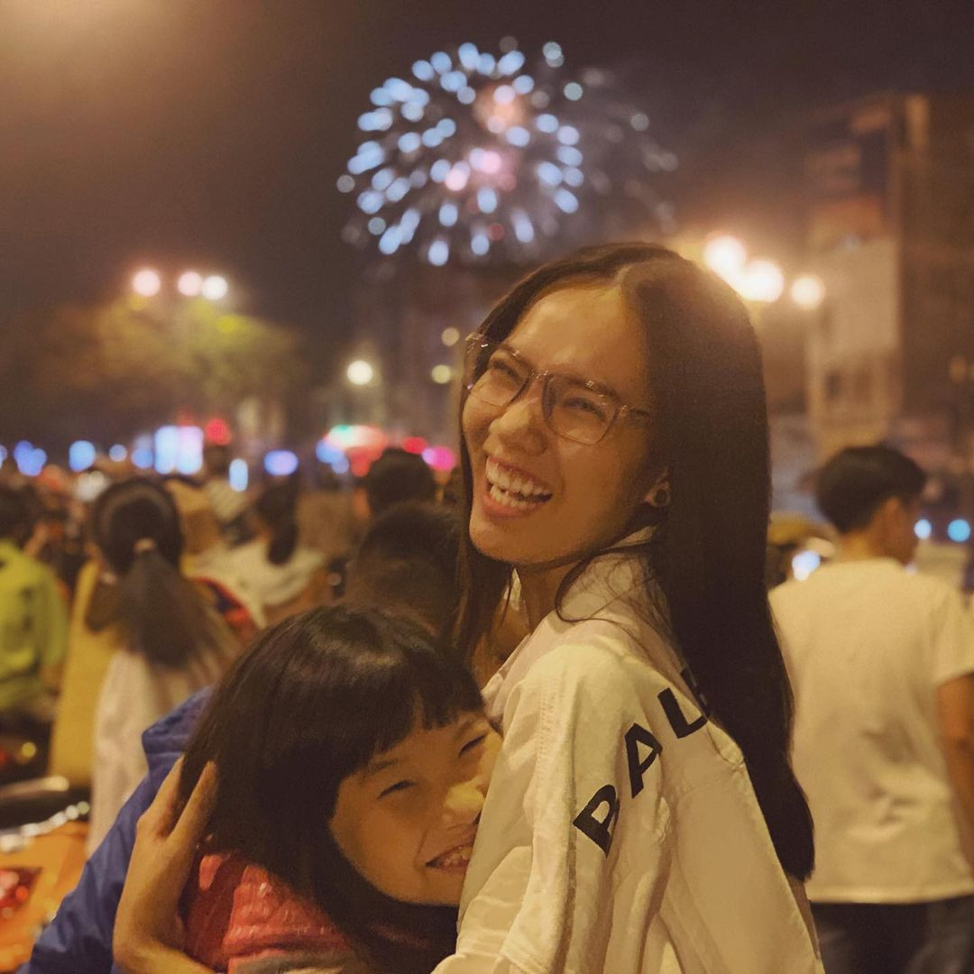 Nụ cười rạng rỡ của Tân Hoa hậu chính là điểm thu hút người đối diện.