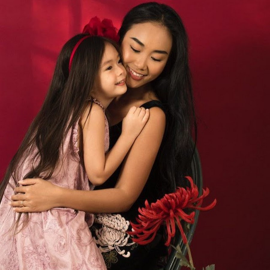 Cô bé thừa hưởng tính cách nhẹ nhàng giống mẹ.