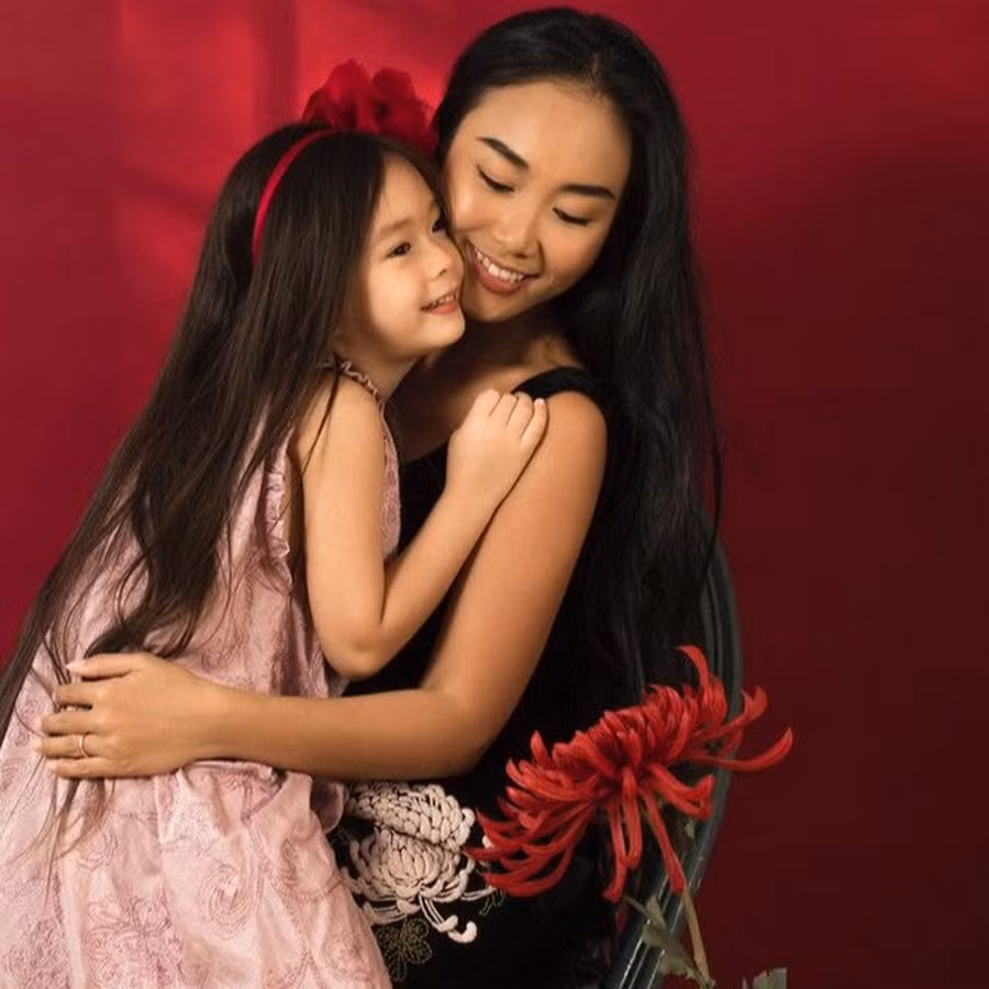 Cô bé thừa hưởng tính cách nhẹ nhàng giống mẹ.