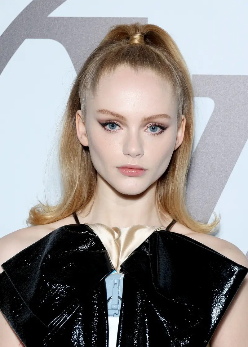 Bạn diễn Emma Laird của Joe Alwyn trong The Brutalist.