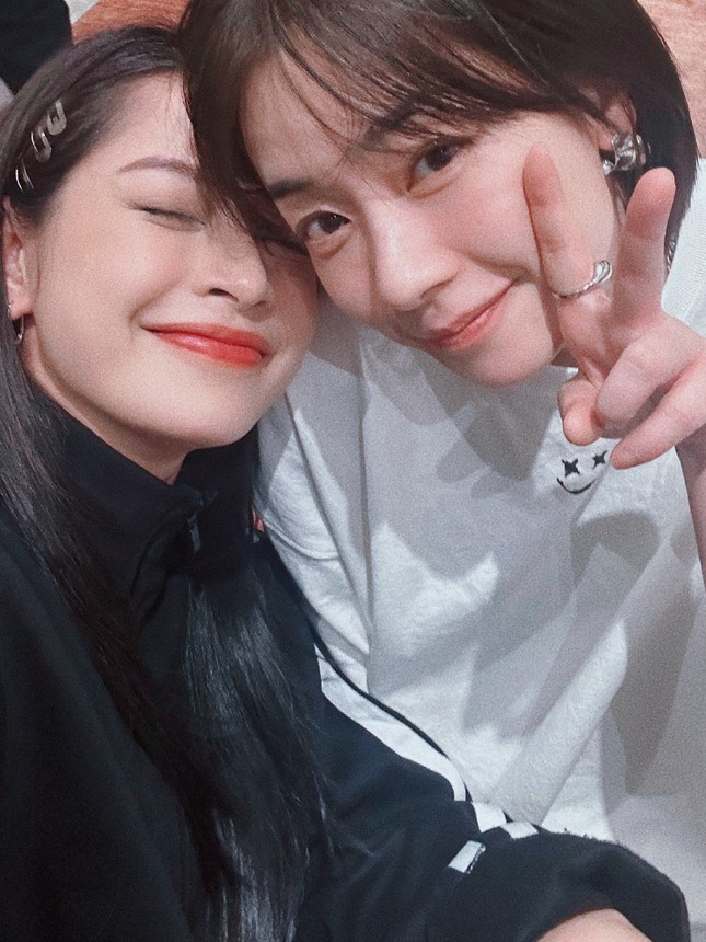 Chi Pu và Lưu Nhã Sắt là cặp tỷ muội được đẩy thuyền nhiều nhất tại Đạp Gió 2023. Cả hai đặt cho nhau biệt danh siêu cưng, Chi Pu là bé Trứng Xinh, còn Lưu Nhã Sắt là Bánh Bao. Chi Pu và Lưu Nhã Sắt là cặp tỷ muội được đẩy thuyền nhiều nhất tại Đạp Gió 2023. Cả hai đặt cho nhau biệt danh siêu cưng, Chi Pu là bé Trứng Xinh, còn Lưu Nhã Sắt là Bánh Bao.