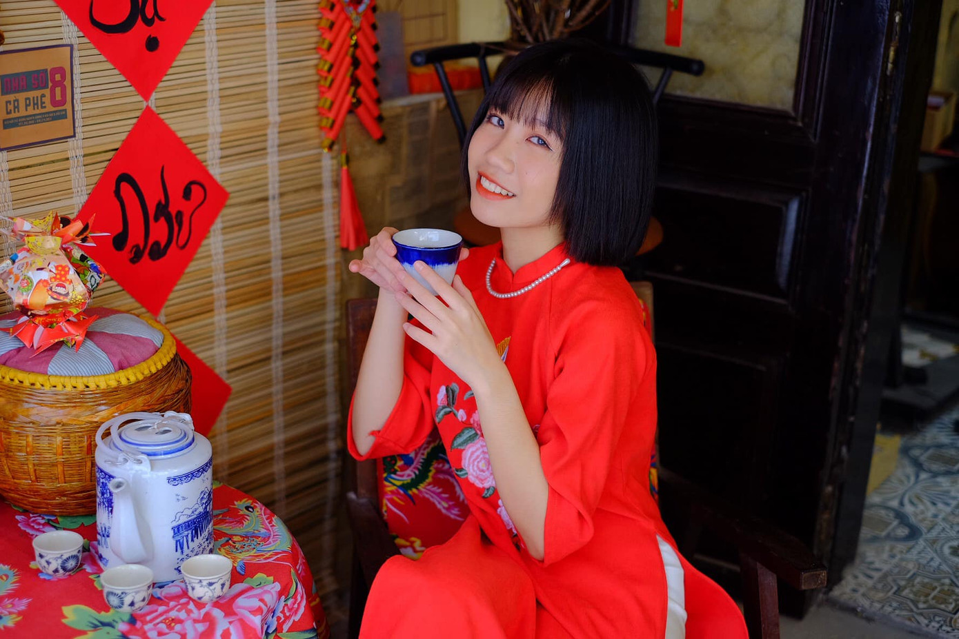 Chỉ cần mặc một chiếc áo dài truyền thống và đến Nhà số 8 là bạn có ngay một album ảnh Tết xịn xò. Ảnh: Nhà Số 8 Cà Phê Chỉ cần mặc một chiếc áo dài truyền thống và đến Nhà số 8 là bạn có ngay một album ảnh Tết xịn xò. Ảnh: Nhà Số 8 Cà Phê