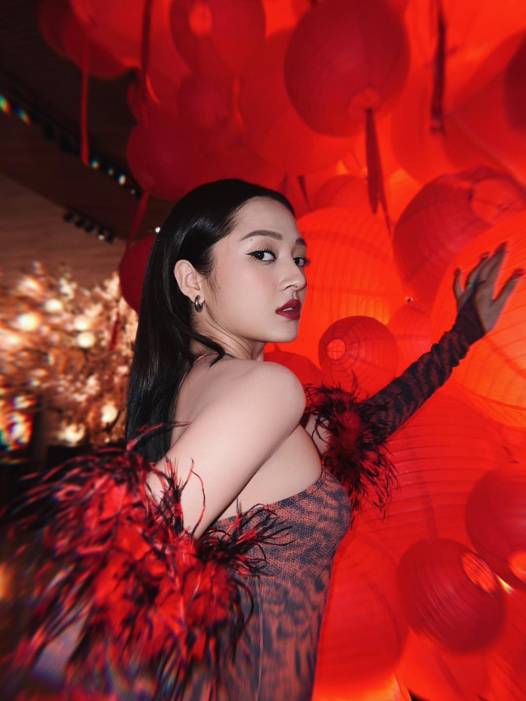 E.P Không Biết Nên Vui Hay Buồn được xem như sản phẩm đánh giá sự trở lại của cô nàng. E.P Không Biết Nên Vui Hay Buồn được xem như sản phẩm đánh giá sự trở lại của cô nàng.