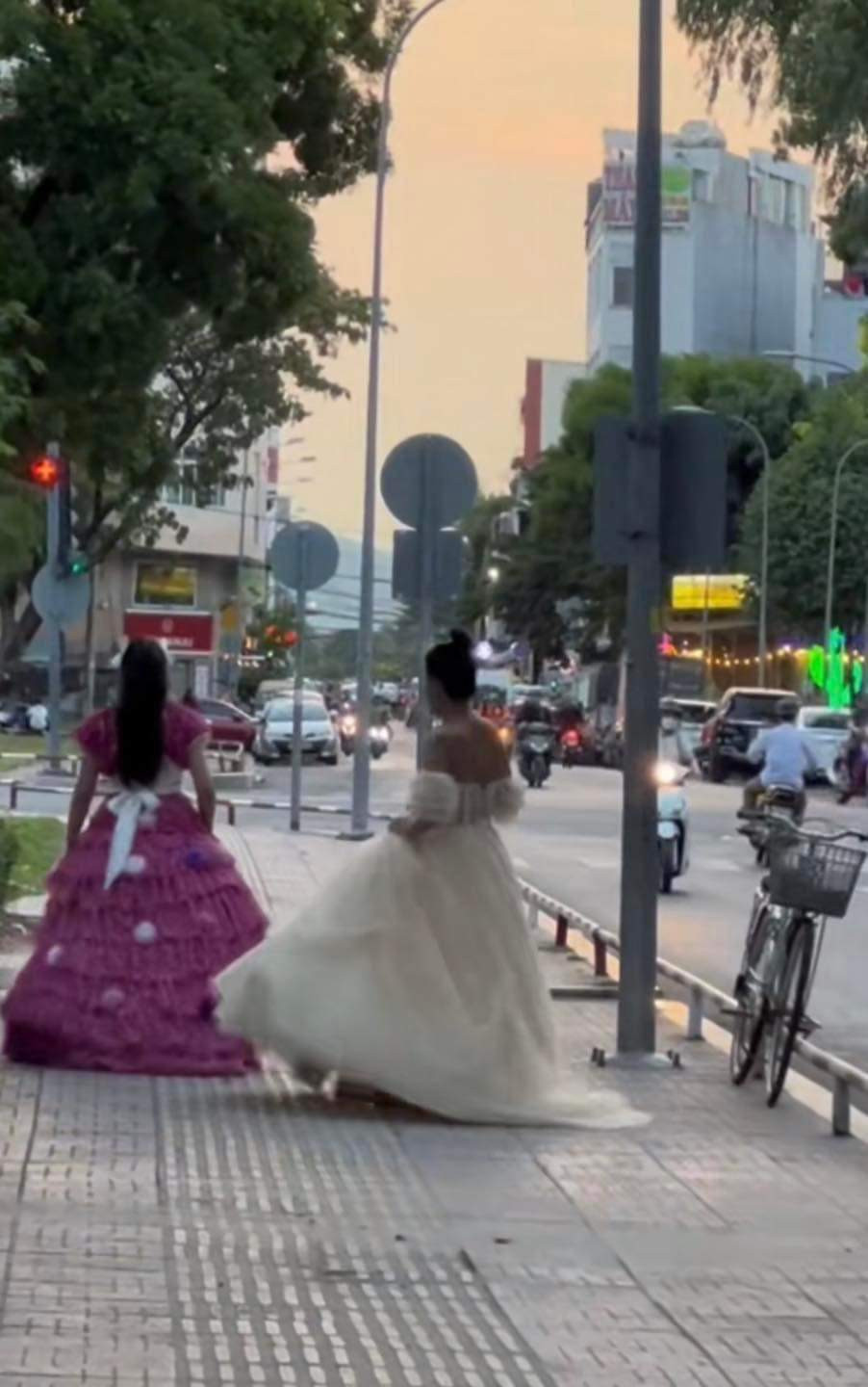 Hai cô gái "số nhọ" bị chặn ở cổng siêu thị khiến dân mạng tranh cãi nảy lửa. Hai cô gái "số nhọ" bị chặn ở cổng siêu thị khiến dân mạng tranh cãi nảy lửa.