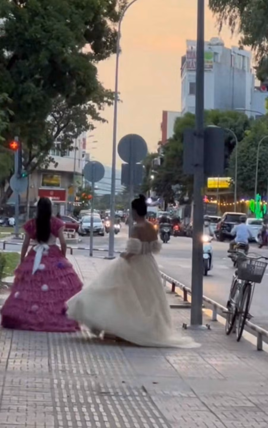 Hai cô gái "số nhọ" bị chặn ở cổng siêu thị khiến dân mạng tranh cãi nảy lửa.
