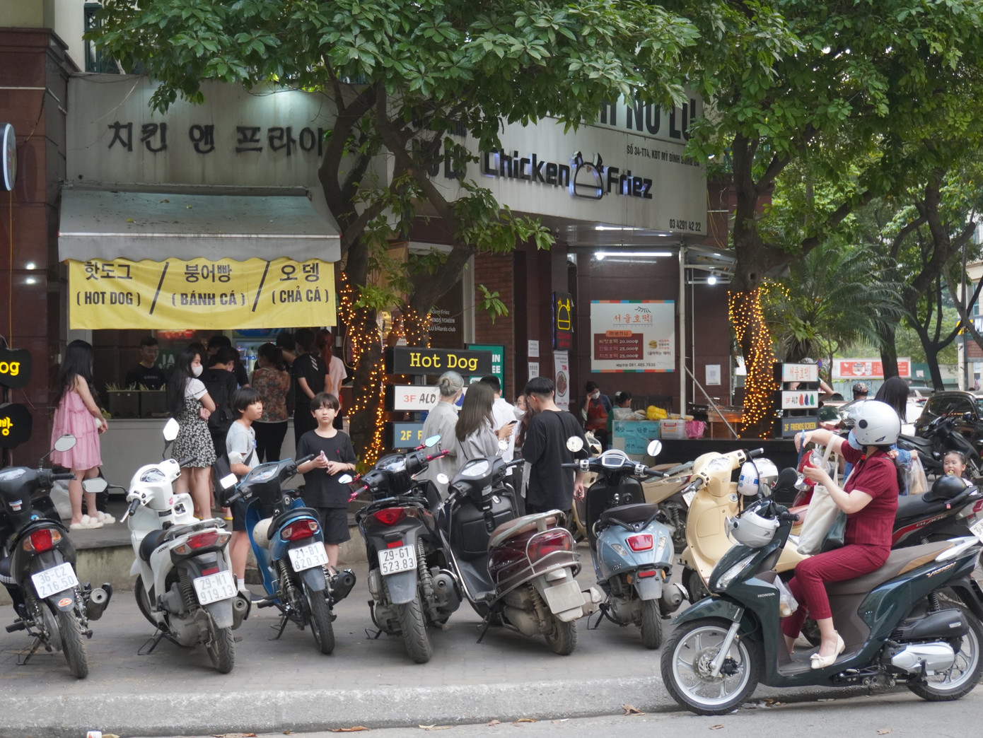 Quán ăn vặt Seoul Hotteok viral trên "Tóp Tóp" luôn trong trạng thái tấp nập người ra vào.