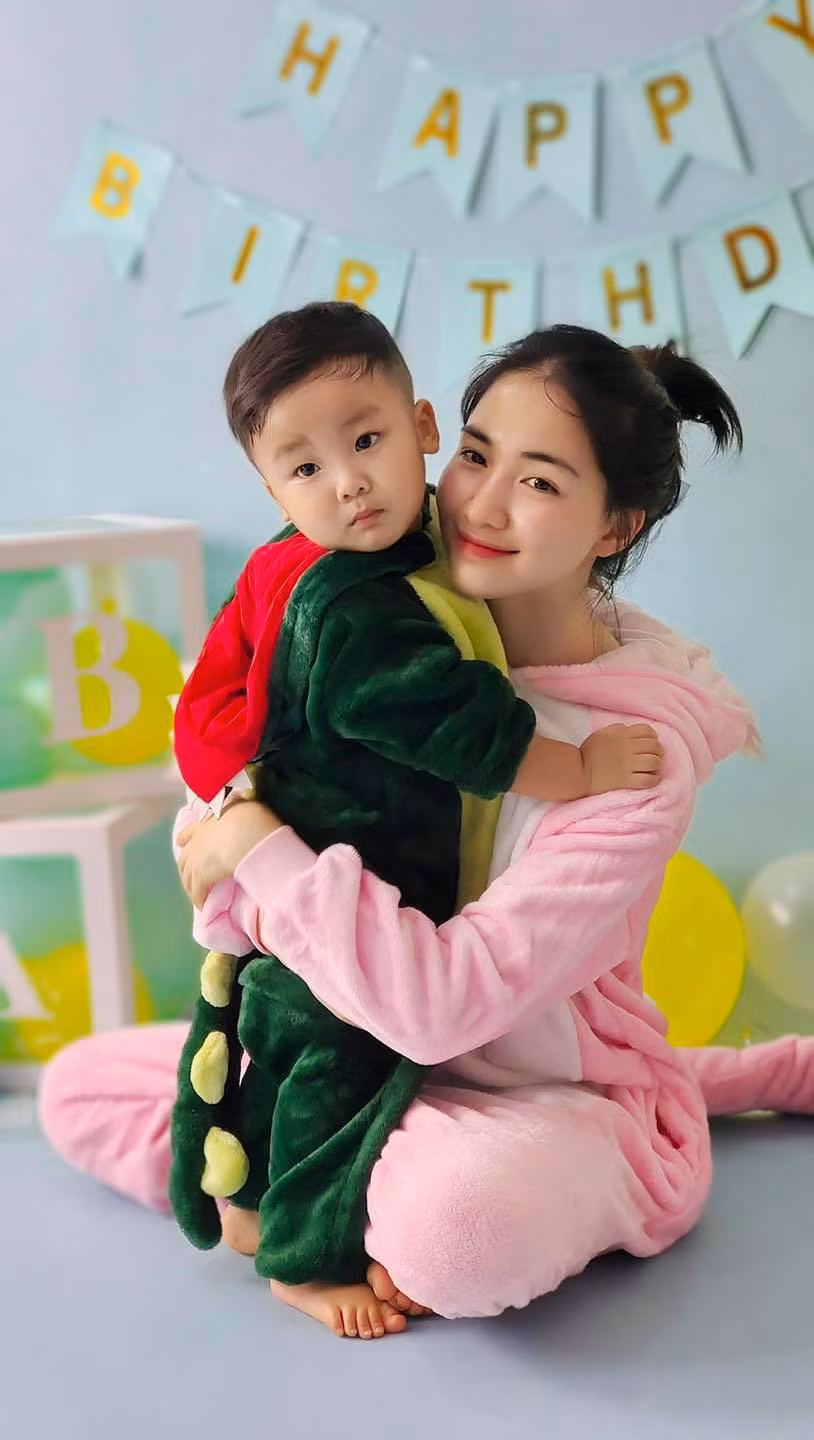 Hòa Minzy luôn nhận được nhiều lời khen bởi cách dạy con đầy thông minh và hợp lý.