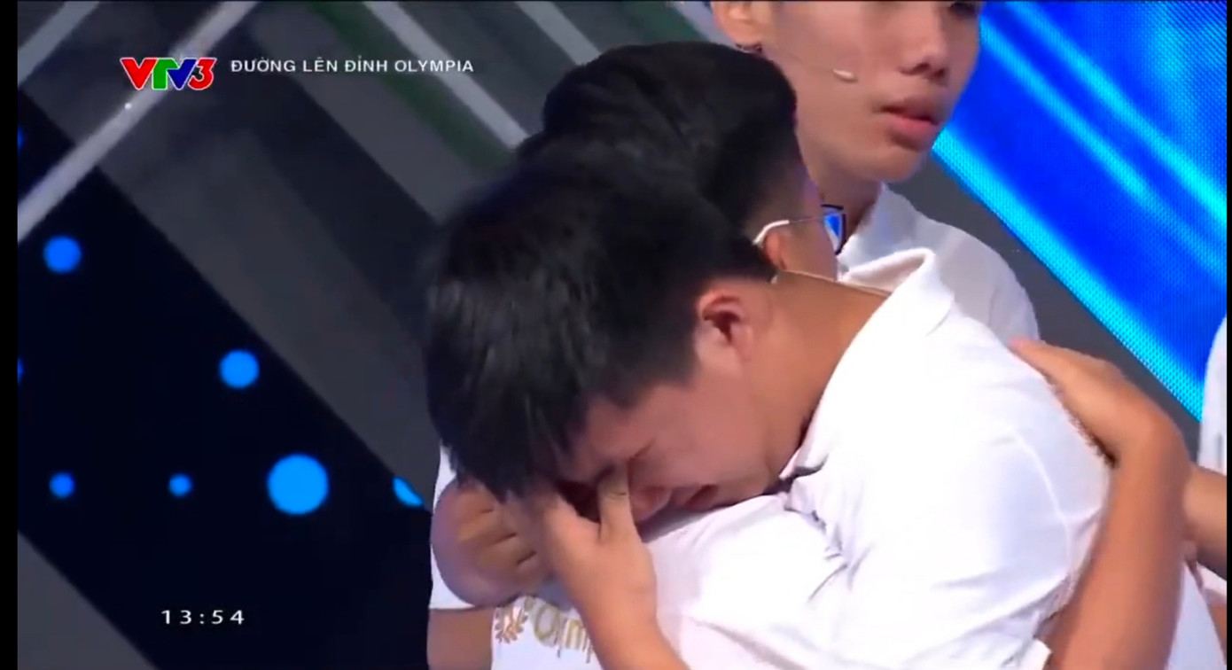 Xuân Mạnh không kìm được nước mắt khi giành được vòng nguyệt quế Quý 3. Xuân Mạnh không kìm được nước mắt khi giành được vòng nguyệt quế Quý 3.