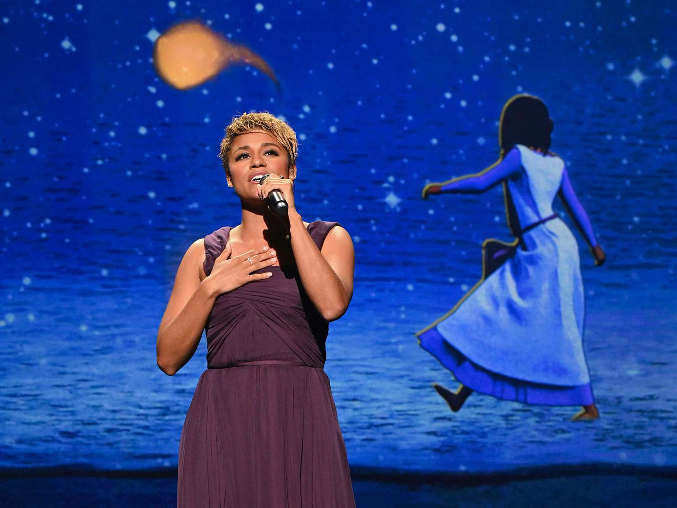 Ariana DeBose diễn live ca khúc "More for Us" tại sự kiện D23.