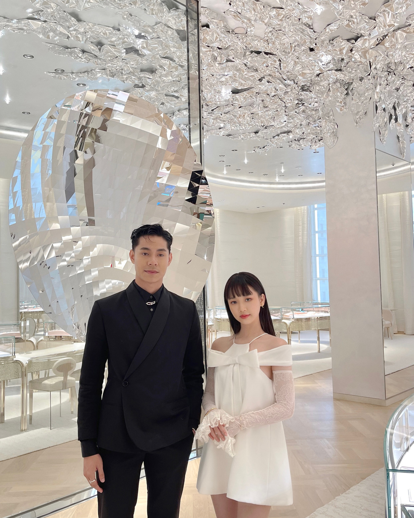 Giọng ca sinh năm 2000 đứng chung khung hình cùng nam diễn viên Meerqeen. Giọng ca sinh năm 2000 đứng chung khung hình cùng nam diễn viên Meerqeen.