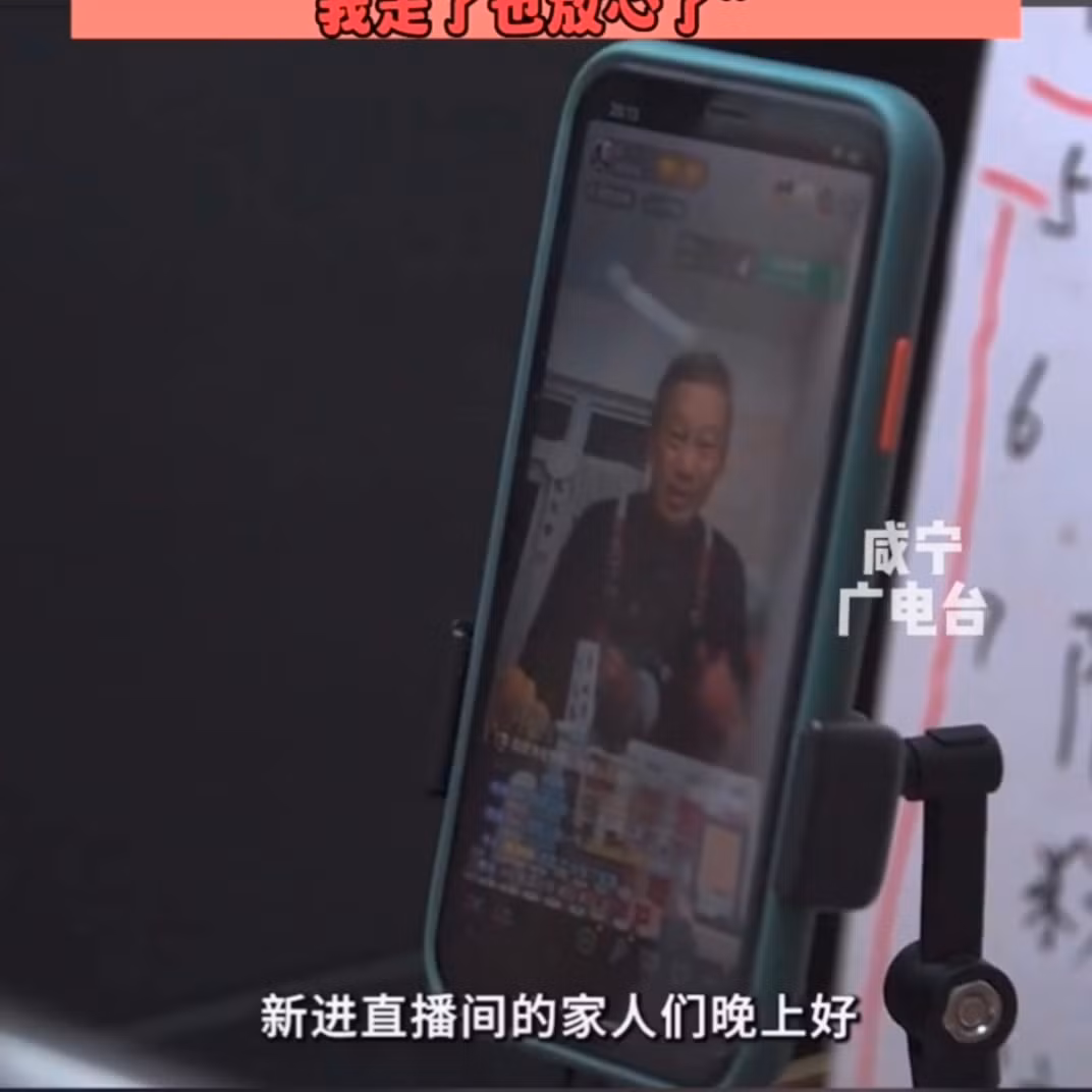 Hành trình trở thành vlogger của ông cụ khiến nhiều người nể phục. Nguồn ảnh: douyin