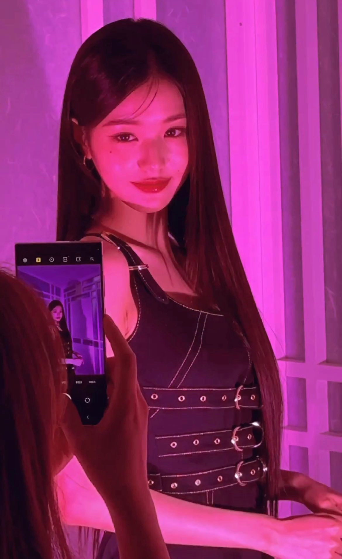 Visual qua cam thường của mỹ nhân 18 tuổi gây sốt trên Twitter với hàng ngàn lượt tương tác.