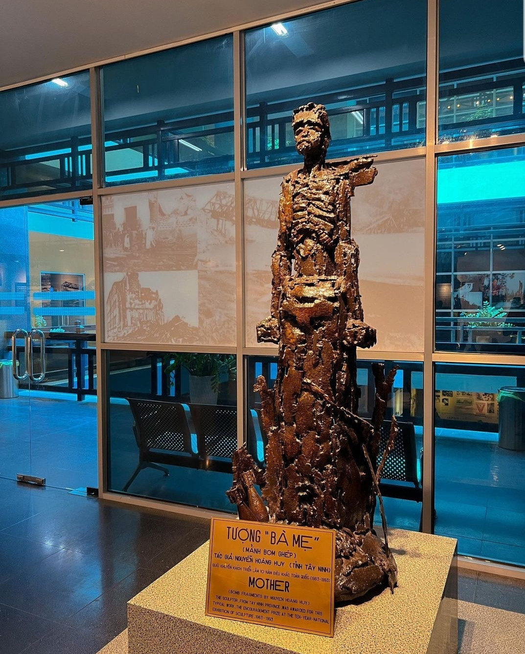 Bức tượng “Bà mẹ” được ghép từ những mảnh bom đem lại cho du khách nhiều cảm xúc. (Ảnh: pedzchubibo)