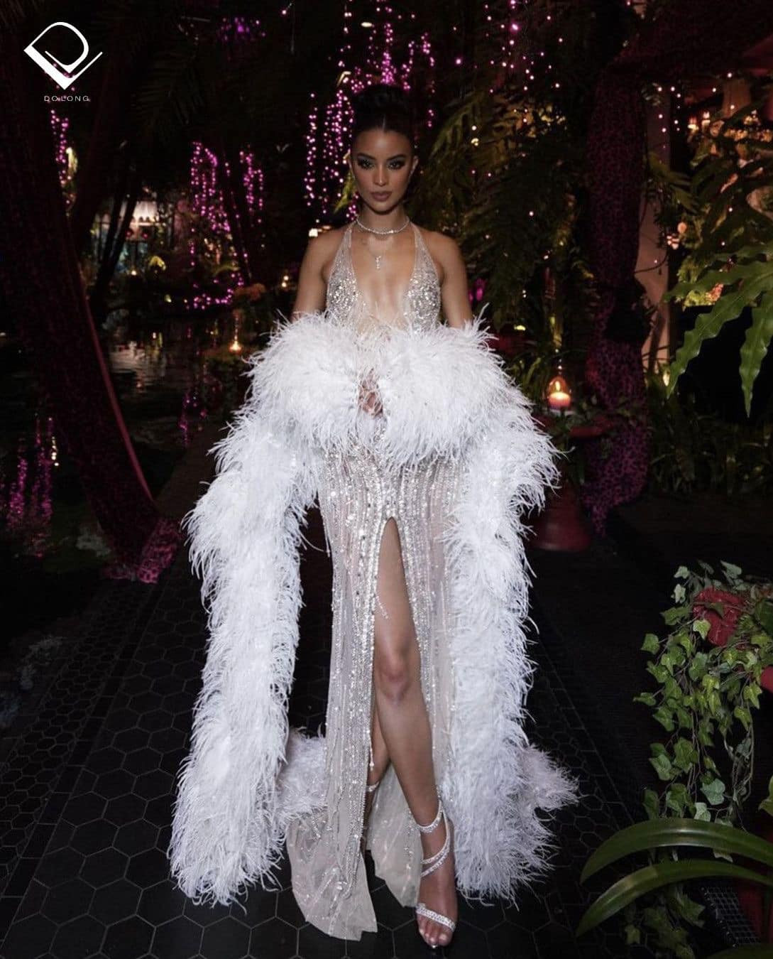 Nàng hậu đã có dịp đến Việt Nam và diện thiết kế lông vũ ấn tượng của nhà thiết kế Đỗ Long. Nàng hậu đã có dịp đến Việt Nam và diện thiết kế lông vũ ấn tượng của nhà thiết kế Đỗ Long.