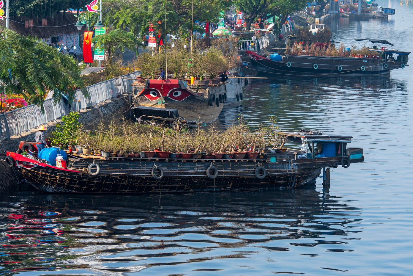 Thuyền ghe đã sẵn sàng với những chậu cây muôn màu muôn sắc. Ảnh: Đạt Lê
