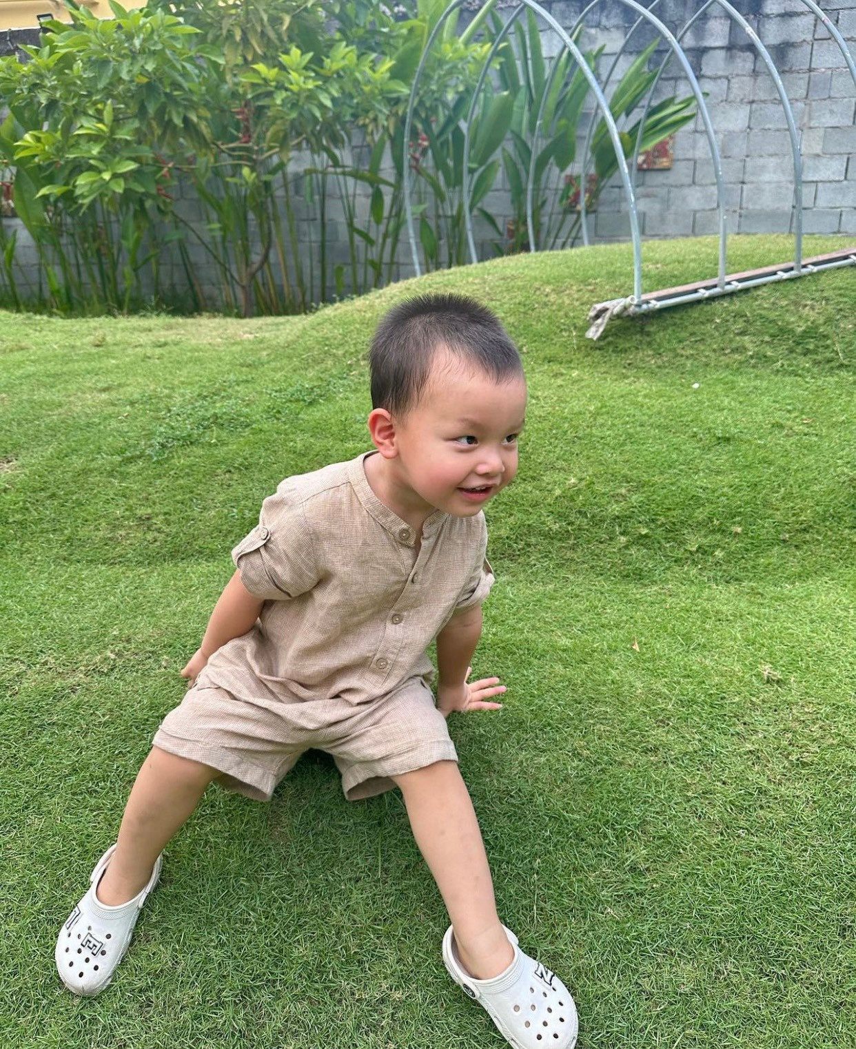 Trong khi đó, cậu út lại thường xuyên pha trò hài hước.