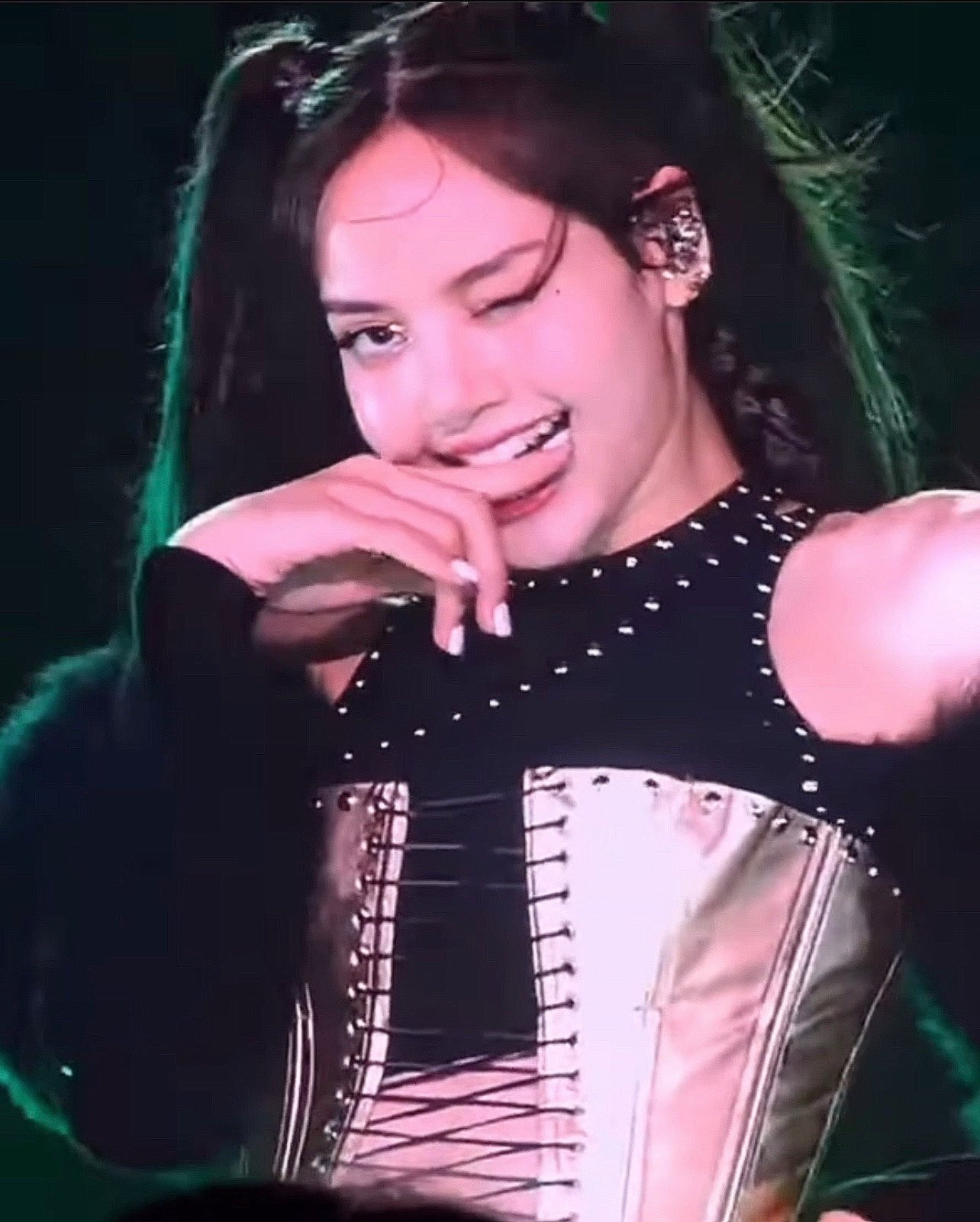 Visual cực bén của Lisa trong thiết kế của thương hiệu Việt Nam.