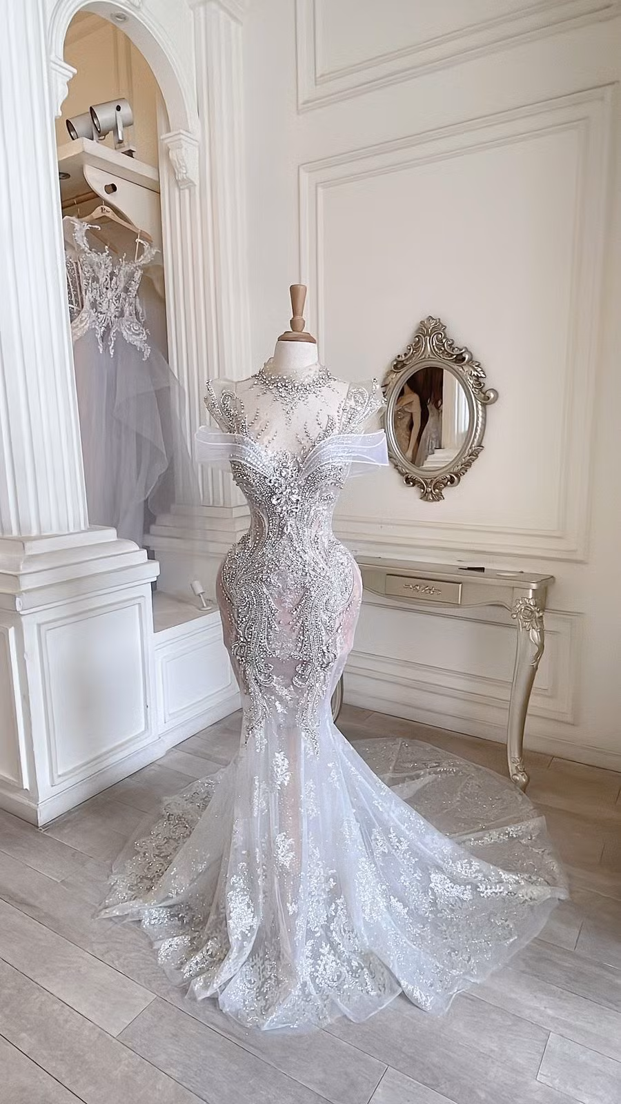 Chiếc váy được thiết kế cầu kỳ, cùng điểm nhấn là phần đá đính kết ở cổ, hai bên vai chạy dọc thân váy tôn lên vóc dáng thanh thoát của cô dâu.