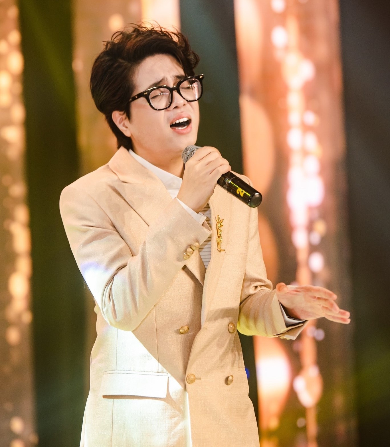 Bùi Anh Tuấn gây ấn tượng với vẻ ngoài thư sinh và giọng hát tình cảm. Bùi Anh Tuấn gây ấn tượng với vẻ ngoài thư sinh và giọng hát tình cảm.