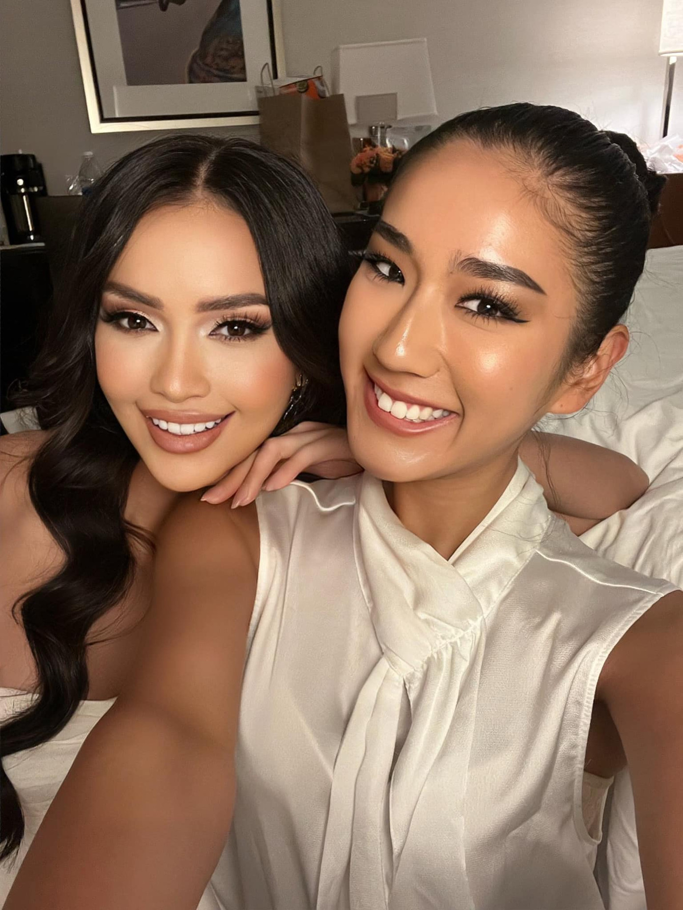 Ngọc Châu và đại diện đến từ Nhật Bản khoe nhan sắc rạng ngời bên cạnh nhau.