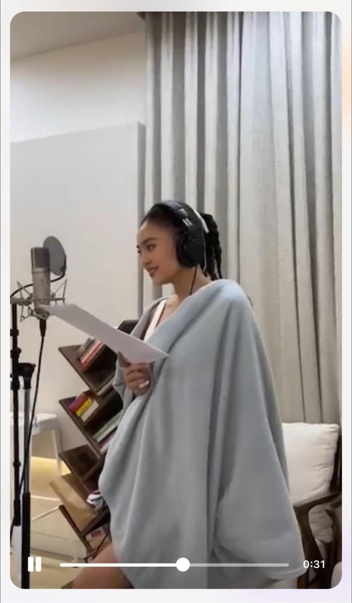 Người đẹp sinh năm 1990 bất ngờ check-in phòng thu, hứa hẹn sẽ trở lại với vai trò mới. Người đẹp sinh năm 1990 bất ngờ check-in phòng thu, hứa hẹn sẽ trở lại với vai trò mới.