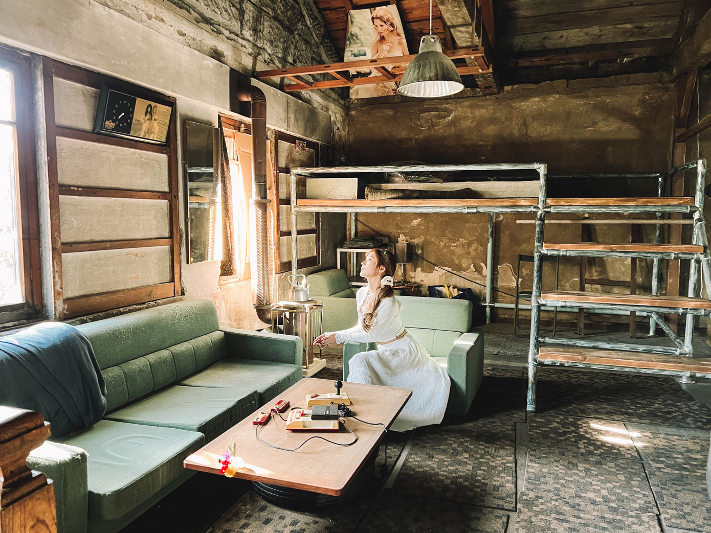 Một trong những bối cảnh của MV là ngôi nhà nơi từng ghi hình bộ phim First Love (Mối tình đầu) nổi tiếng ra mắt khán giả vào năm 2022. Một trong những bối cảnh của MV là ngôi nhà nơi từng ghi hình bộ phim First Love (Mối tình đầu) nổi tiếng ra mắt khán giả vào năm 2022.