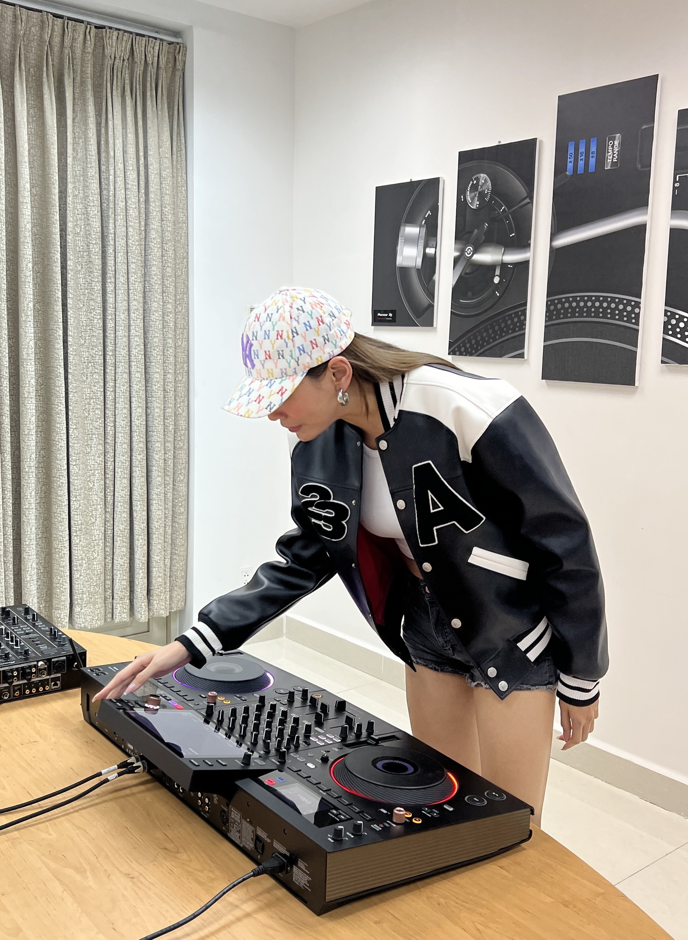 Võ Hoàng Yến tích cực tập luyện lại DJ cho sự xuất hiện sắp tới của bản thân.